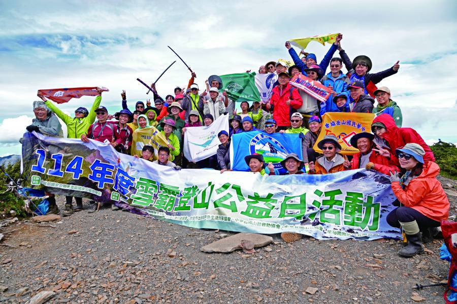 以測量感受玉山的高聳與壯美，是王成機對國家公園的第一印象（圖為玉山主峰及排雲山莊）／何昌穎 攝